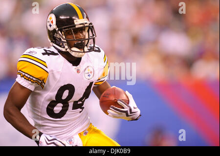 21 Aug, 2010: Pittsburgh Steelers wide receiver Antonio Brown (84) carries the ball during first half NFL preseason action between the New York Giants and Pittsburgh Steelers at New Meadowlands Stadium in East Rutherford, New Jersey. (Credit Image: © Will Schneekloth/Southcreek Global/ZUMApress.com) Stock Photo