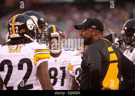 21 Aug, 2010: Pittsburgh Steelers head coach Mike Tomlin talks to his team during first half NFL preseason action between the New York Giants and Pittsburgh Steelers at New Meadowlands Stadium in East Rutherford, New Jersey. (Credit Image: © Will Schneekloth/Southcreek Global/ZUMApress.com) Stock Photo