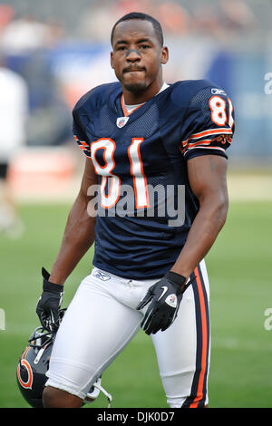 Oakland Raiders defensive back Joe Porter looks at the scoreboard during a preseason  NFL football game against the Chicago Bears in Chicago, Saturday, 21, 2010.  (AP Photo/Charles Rex Arbogast Stock Photo - Alamy