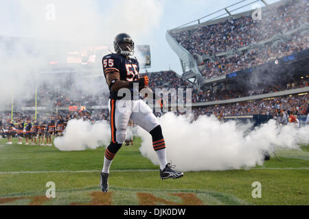 Oakland Raiders defensive back Joe Porter looks at the scoreboard during a preseason  NFL football game against the Chicago Bears in Chicago, Saturday, 21, 2010.  (AP Photo/Charles Rex Arbogast Stock Photo - Alamy