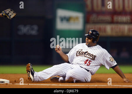 Houston Astros outfielder Carlos Lee catches a fly ball during a Major  League Baseball spring training workout Friday, Feb. 22, 2008 in Kissimmee,  Fla. (AP Photo/David J. Phillip Stock Photo - Alamy