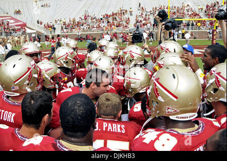 Sept. 7, 2010 - Jacksonville, Florida, United States of America - January 4, 2010: FSU QB Christian Ponder (7) leads the team in a pre-game huddle before taking on the Samford Bulldogs. FSU defeated Samford 59-6 at Doak Campbell Stadium in Tallahassee, Florida. (Credit Image: © Mike Olivella/ZUMApress.com) Stock Photo