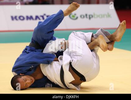 Sep 11, 2010 - Tokyo, Japan - HIROYUKI AKIMOTO, blue, of Japan battles with DEX ELMONT of the Netherlands in the men's judo 73kg final match during the World Judo Championships Tokyo 2010 at the Yoyogi National Gymnasium. (Credit Image: © Koichi Kamoshida/Jana Press/ZUMApress.com) Stock Photo