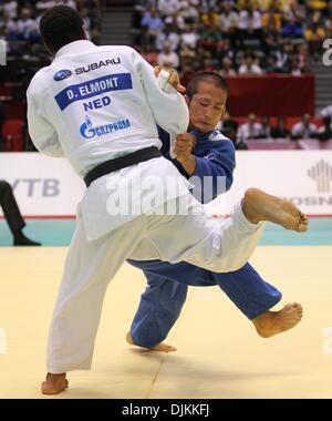 Sep 11, 2010 - Tokyo, Japan - HIROYUKI AKIMOTO, blue, of Japan battles with DEX ELMONT of the Netherlands in the men's judo 73kg final match during the World Judo Championships Tokyo 2010 at the Yoyogi National Gymnasium. (Credit Image: © Koichi Kamoshida/Jana Press/ZUMApress.com) Stock Photo