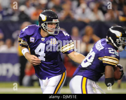 Sept 9, 2010: Minnesota Vikings quarterback Brett Favre (4) warms