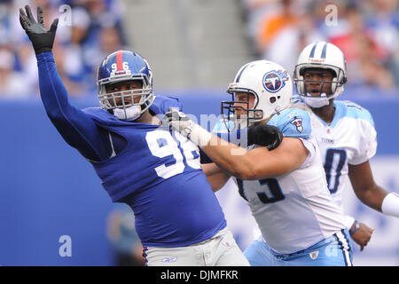 New York Giants defensive tackle Barry Cofield holds up a