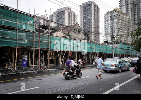 Bamboo scaffolding in a street Shanghai old town (Nanshi district), modern buildings in the background - China Stock Photo