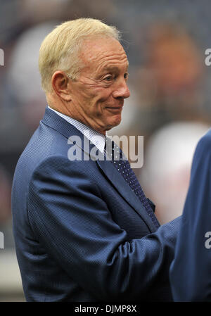 Dallas Cowboys owner Jerry Jones signs autographs for fans on the ...