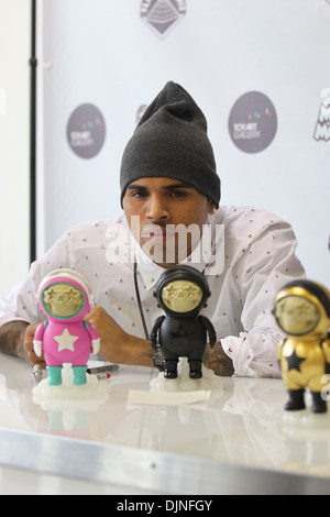 ポ*吉様 CHRIS BROWN RON ENGLISH DUM FIGURE Ron English X Chris Brown Dum English Grin Golden Astronaut