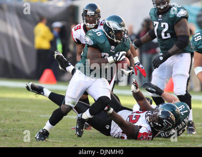 Oct 26, 2008 - Philadelphia, Pennsylvania, USA - NFL Football: Philadelphia Eagles Runningback #36 BRIAN WESTBROOK breaks to the outside and runs past Falcons Linebacker #52 COY WIRE and scores a touchdown late in the fourth quarter. The Philadelphia Eagles went onto beat the Atlanta Falcons 27-14 on Sunday Oct. 26, 2008 at Lincoln Financial Field in Philadelphia, PA. (Credit Image Stock Photo