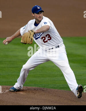 Los Angeles Dodgers pitcher Derek Lowe throws during the 1st inning of ...