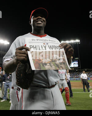 Oct 15, 2008 - Los Angeles, California, USA - Phillies' RYAN HOWARD hold up the newspaper after the Phillies win the NLCS at Dodger Stadium. (Credit Image: © Yong Kim/Philadelphia DailyNews/ZUMA Press) Stock Photo