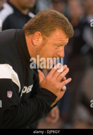 Sep 08, 2008 - OAKLAND, CA, USA - Denver Broncos running back MICHAEL  PITTMAN celebrates and taunts the Oakland Raiders fans after a touchdown.  (Credit Image: © AL GOLUB/Golub Photography/Golub Photography Stock Photo -  Alamy