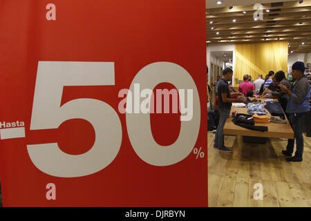 Santo Domingo, Dominican Republic. 29th November 2013. Residents select goods in a store on 'Black Friday' in Santo Domingo, capital of the Dominican Republic, Nov. 29, 2013. (Xinhua/Roberto Guzman/Alamy Live News) Stock Photo