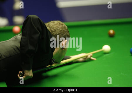 Apr. 20, 2010 - Sheffield, England - SHEFFIELD, ENGLAND - APRIL 20th: Graeme Dott of Scotland in action against  Peter Ebdon of England, during the 1st Round of the Betfred World Snooker Championships at the Crucible Theater in Sheffield, England. (Credit Image: © Michael Cullen/Southcreek Global/ZUMApress.com) Stock Photo