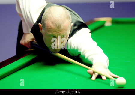 Apr. 20, 2010 - Sheffield, England - SHEFFIELD, ENGLAND - APRIL 20th : Steve Davis of England in action against  Mark King of England, during the 1st Round of the Betfred World Snooker Championships at the Crucible Theater in Sheffield, England. (Credit Image: © Michael Cullen/Southcreek Global/ZUMApress.com) Stock Photo