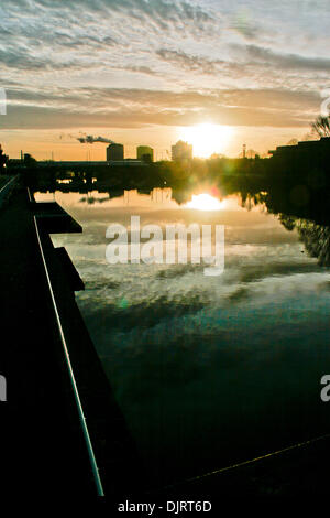 Glasgow, Scotland, UK. 30th November 2013. Dawn over a calm River Clyde on Saint Andrew's day. Credit:  ALAN OLIVER/Alamy Live News Stock Photo