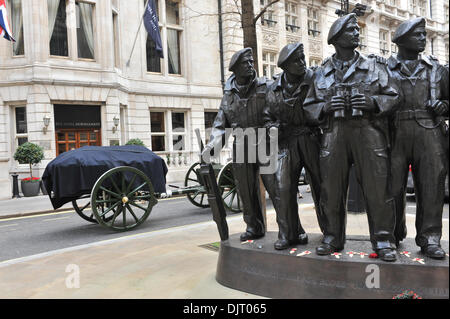 London, UK. 30th November 2013. The soil from Flanders Fields is carried by gun carriage through central London. Credit:  Matthew Chattle/Alamy Live News Stock Photo