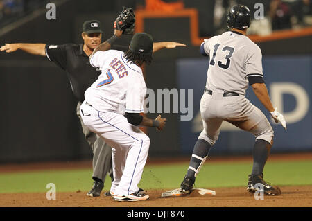 Mets Infielder Jose Reyes (#7). The Yankees defeated the Mets 2