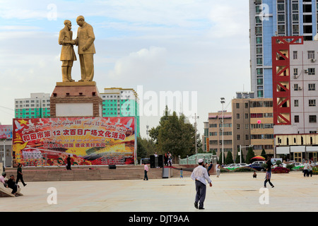 Kurban Tulum and Chairman Mao Zedong Monument, Unity Square, Hotan, Hotan Prefecture, Xinjiang Uyghur Autonomous Region, China Stock Photo