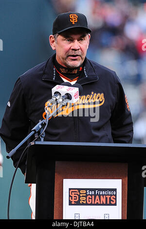 San Francisco, CA: San Francisco head coach Bruce Bochy (15) argues a call  against the ump. The Braves won the game 7-2. (Credit Image: © Charles  Herskowitz/Southcreek Global/ZUMApress.com Stock Photo - Alamy