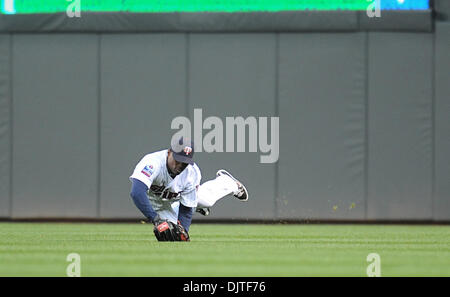 Minnesota Twins right fielder Jacque Jones #11  makes a diving catch for the 3rd out during the Twins' first exhibition baseball game at Target Field in Minneapolis, Minnesota.  The Cardinals defeated the Twins 8-4. (Credit Image: © Marilyn Indahl/Southcreek Global/ZUMApress.com) Stock Photo