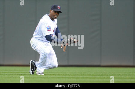 Minnesota Twins right fielder Jacque Jones #11  makes a diving catch for the 3rd out during the Twins' first exhibition baseball game at Target Field in Minneapolis, Minnesota.  The Cardinals defeated the Twins 8-4. (Credit Image: © Marilyn Indahl/Southcreek Global/ZUMApress.com) Stock Photo