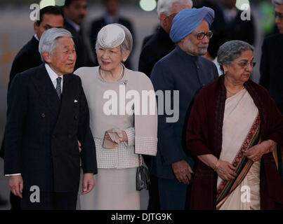 New Delhi, India. 30th November 2013. Japanese Emperor Akihito (L) talks with Empress Michiko (2nd L) besides Indian Prime Minister Manmohan Singh (2nd R) and his wife Gursharan Kaur at the airport in New Delhi, India, on Nov. 30, 2013. Japanese Emperor Akihito and Empress Michiko on Saturday arrived in India for a week-long visit, marking the first to the country by Japanese emperor and empress. (Xinhua/Partha Sarkar/Alamy Live News) Stock Photo