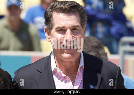 Los Angeles, United States . 01st May, 2023. Los Angeles Dodgers legend  Steve Garvey and former broadcaster Jaime Jarrin presenting Manny Mota and  family with a plaque during his induction ceremony into