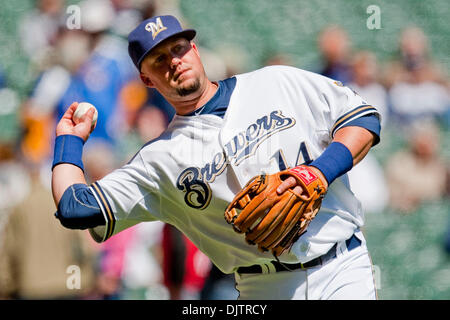 August 24, 2018: Milwaukee Brewers third baseman Mike Moustakas #18 during  the Major League Baseball game between the Milwaukee Brewers and the  Pittsburgh Pirates at Miller Park in Milwaukee, WI. John Fisher/CSM