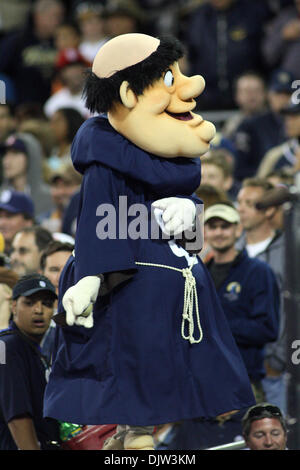 The San Diego Padres mascot, the Swinging Friar, prior to the game  Fotografía de noticias - Getty Images
