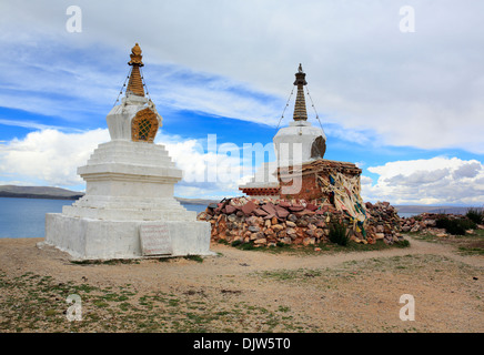 Stupas on the shore of Namtso Lake (Nam Co), Tibet, China Stock Photo