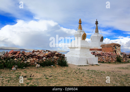 Stupas on the shore of Namtso Lake (Nam Co), Tibet, China Stock Photo