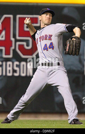 Mets' Jason Bay crashes into wall; leaves game 