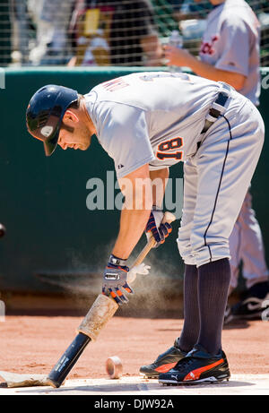 May 20, 2010: Detroit Tigers left fielder Johnny Damon (18) powders his bat in the on deck circle during the game between the Oakland A's and the Detroit Tigers at the Oakland-Alameda County Coliseum in Oakland CA. The Tigers defeated the A's 5-2. (Credit Image: © Damon Tarver/Southcreek Global/ZUMApress.com) Stock Photo