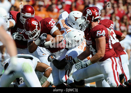Oct. 2, 2010 - Dallas, Texas, United States of America - Oklahoma Sooners running back Trey Millard (33) rushes for a first down during the game between the University of Texas and the University of Oklahoma. The Sooners defeated the Longhorns 28-20 at the Cotton Bowl in Dallas, Texas. (Credit Image: © Jerome Miron/Southcreek Global/ZUMApress.com) Stock Photo