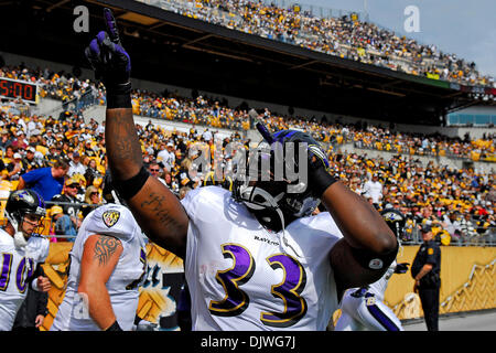 Pittsburgh, Pennsylvania, USA. 11th Dec, 2022. Dec. 11, 2022: T.J. Watt #90  & Anthony Brown #12 during the Pittsburgh Steelers vs Baltimore Ravens in  Pittsburgh PA at Acruisure Stadium. Brook Ward/AMG (Credit