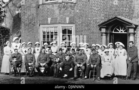 First World War, 1916, wounded British army soldiers and nurses in English country house converted and used as hospital, nursing home, recuperation, houses, homes, Norfolk England UK, 1st WW, Great War 1914-1918, history, archive archival historical imagery, WW1 soldier, 1st World War, injured nurse World War 1