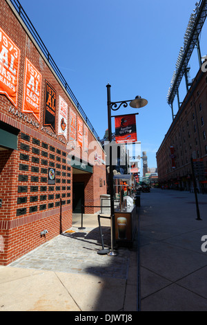 Oriole Park, home of Baltimore Orioles baseball team, Bromo-Seltzer Arts Tower in background, Camden Yards, Baltimore, Maryland, USA Stock Photo