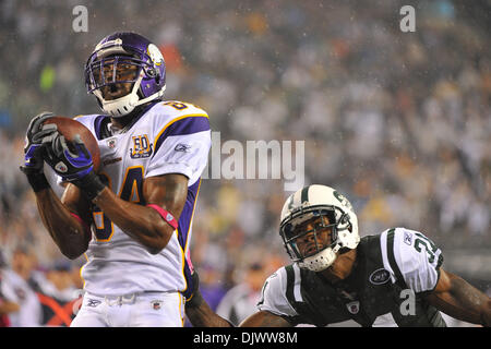 Oct. 17, 2010 - Minneapolis, Minnesota, United States of America -  Minnesota Vikings wide receiver Randy Moss #84 makes a catch during  warm-ups before the game against the Dallas Cowboys at Mall of America  Field. (Credit Image: © Marilyn Indahl