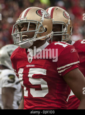 49ers' wide receiver Michael Crabtree (15) catches a pass with one hand ...