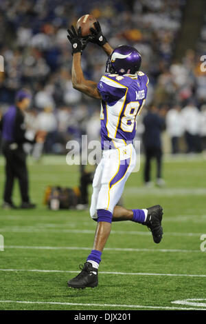 Minnesota Vikings wide receiver Randy Moss (84) warms up before an NFL ...