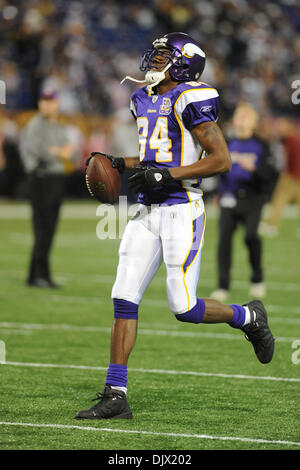 Oct. 17, 2010 - Minneapolis, Minnesota, United States of America -  Minnesota Vikings wide receiver Randy Moss #84 makes a catch during  warm-ups before the game against the Dallas Cowboys at Mall of America  Field. (Credit Image: © Marilyn Indahl