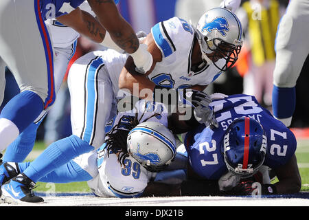 New York Giants running back Brandon Jacobs (27) scores a touchdown despite attempted tackles by Detroit Lions linebacker Julian Peterson (98) and safety C.C. Brown (39) during first half NFL action between the New York Giants and Detroit Lions at the New Meadowlands Stadium in East Rutherford, New Jersey. (Credit Image: © Will Schneekloth/Southcreek Global/ZUMApress.com) Stock Photo