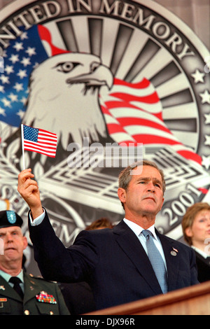 US President George W. Bush holds up a small American flag during the Department of Defense Service of Remembrance for those who lost their lives at the Pentagon on 9/11 October 11, 2001in US President George W. Bush holds up a small American flag during the Department of Defense Service of Remembrance for those who lost their lives at the Pentagon on 9/11 October 11, 2001 in Arlington, VA. Stock Photo