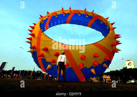 Jakarta, Indonesia. 1st Dec, 2013. A participant flies a kite during the Jakarta International Kite Festival 2013 in Jakarta, Indonesia, Nov. 30, 2013. The two-day festival opened on Saturday, with the participation of 18 countries and regions. Credit:  Agung Kuncahya B./Xinhua/Alamy Live News Stock Photo