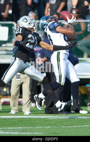 Photo: Kansas City Chiefs cornerback Travis Daniels (R) knocks away a pass  intended for Seattle Seahawks' tight end John Carlson in Seattle. -  SEA2010112803 