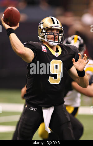 Oct 31, 2010: New Orleans Saints quarterback Drew Brees (9) throws the ball during game action between the New Orleans Saints and the Pittsburgh Steelers at the Louisiana Superdome in New Orleans, Louisiana. The score is tied 3-3 at halftime. (Credit Image: © Donald Page/Southcreek Global/ZUMApress.com) Stock Photo