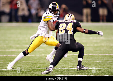 Oct 31, 2010: Pittsburgh Steelers wide receiver Mike Wallace (17) runs the ball after a reception during game action between the New Orleans Saints and the Pittsburgh Steelers at the Louisiana Superdome in New Orleans, Louisiana. The Saints won 20-10. (Credit Image: © Donald Page/Southcreek Global/ZUMApress.com) Stock Photo