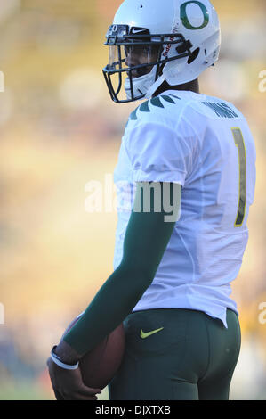 Nov. 13, 2010 - Berkeley, California, United States of America - Oregon Ducks quarterback Darron Thomas (1) warms up before the NCAA game between the California Golden Bears and the Oregon Ducks at Memorial Stadium.  Top-ranked Oregon beat Cal 15-13. (Credit Image: © Matt Cohen/Southcreek Global/ZUMApress.com) Stock Photo